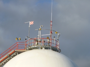 Potrubní prstenec pro ochranu armatur na kulovém zásobníku